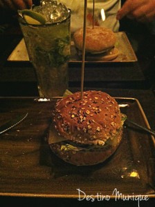 Hamburger-Munique-Hans-im-glueck-a-noite-menu-224x300
